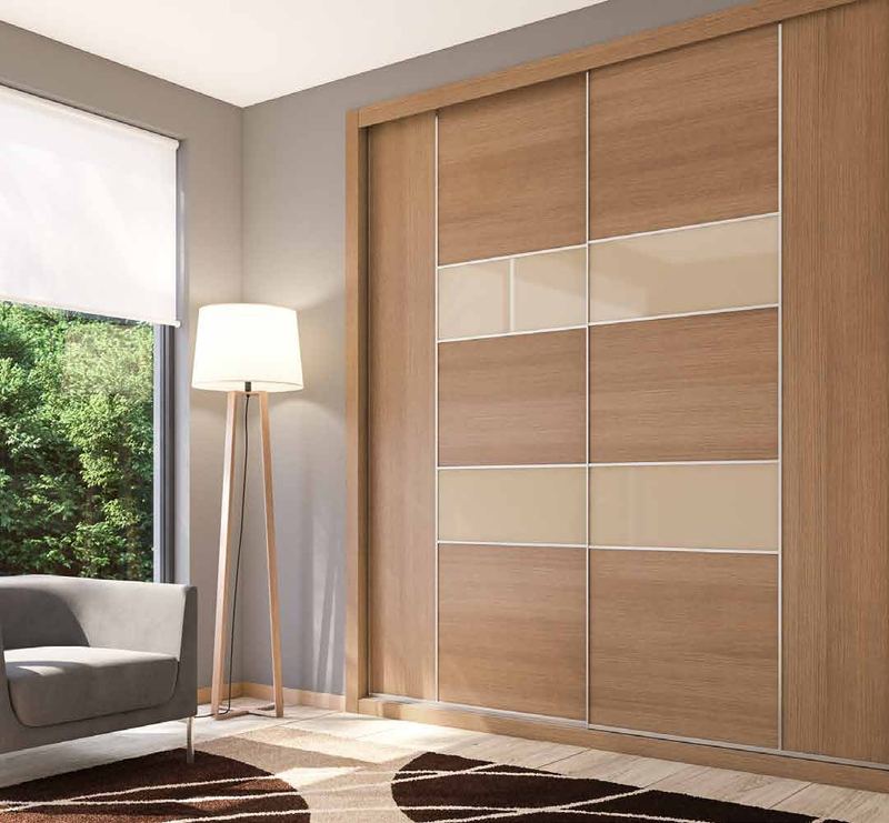 Puertas correderas de armario empotrado en nogal pacífico y vidrio beige, en un dormitorio, composición slim.
