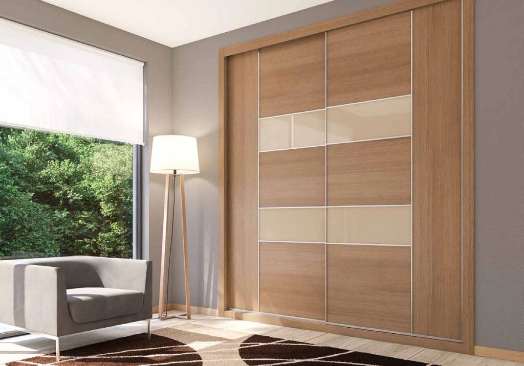 Puertas correderas de armario empotrado en nogal pacífico y vidrio beige, en un dormitorio, composición slim.