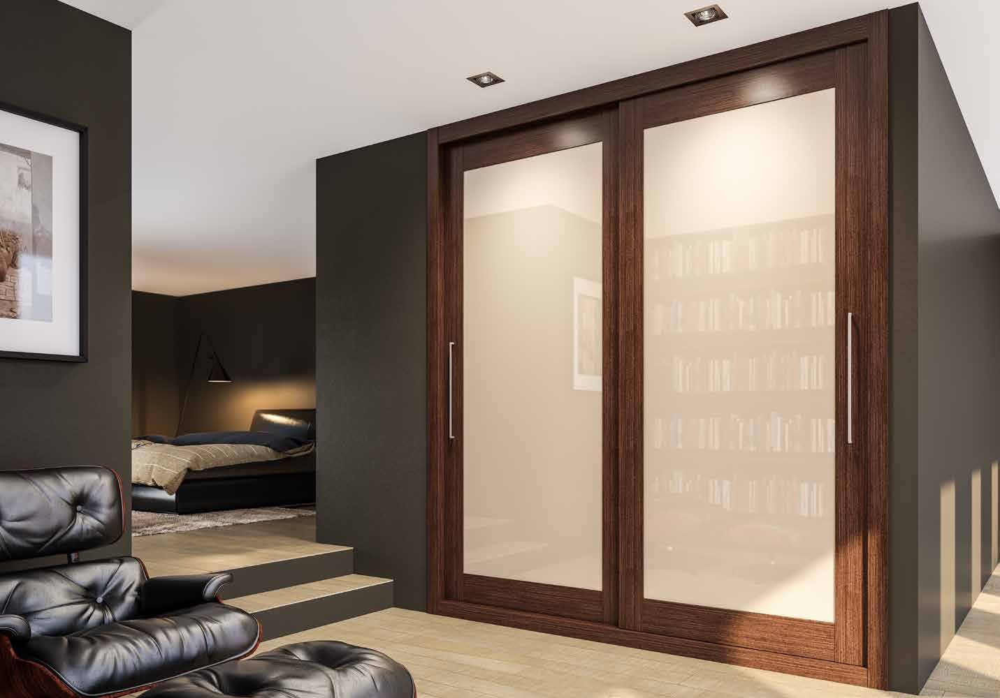 Puertas correderas de armario empotrado en vidrio beige, en un dormitorio, composición dozen-s.