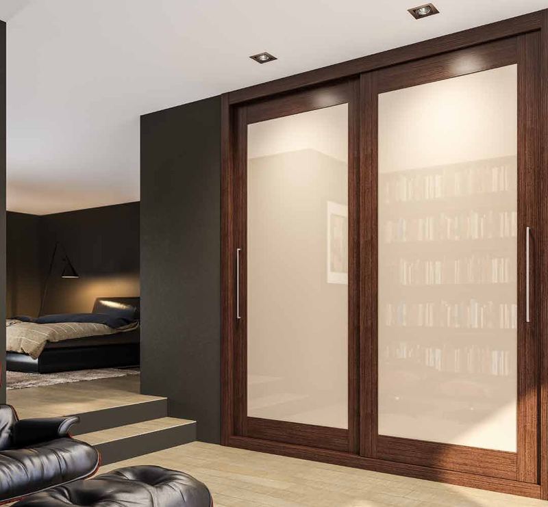 Puertas correderas de armario empotrado en vidrio beige, en un dormitorio, composición dozen-s.