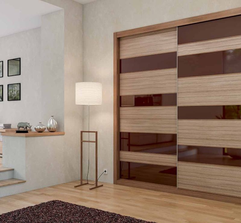 Puertas correderas de armario empotrado en coco-bolo y vidrio chocolate, en un dormitorio, composición slim.