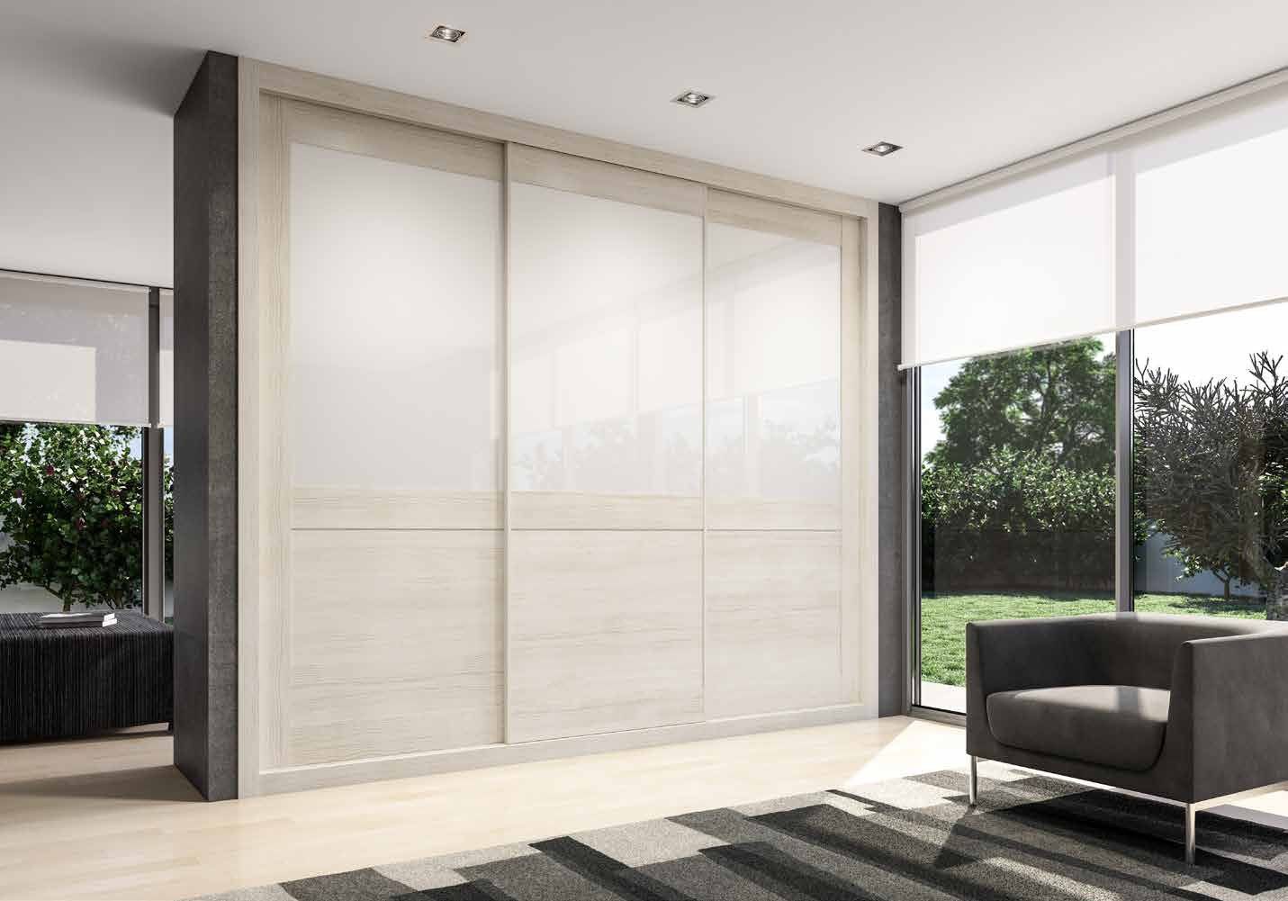 Puertas correderas de armario empotrado en b. ceniza y vidrio blanco, en un dormitorio, composición tabelle.