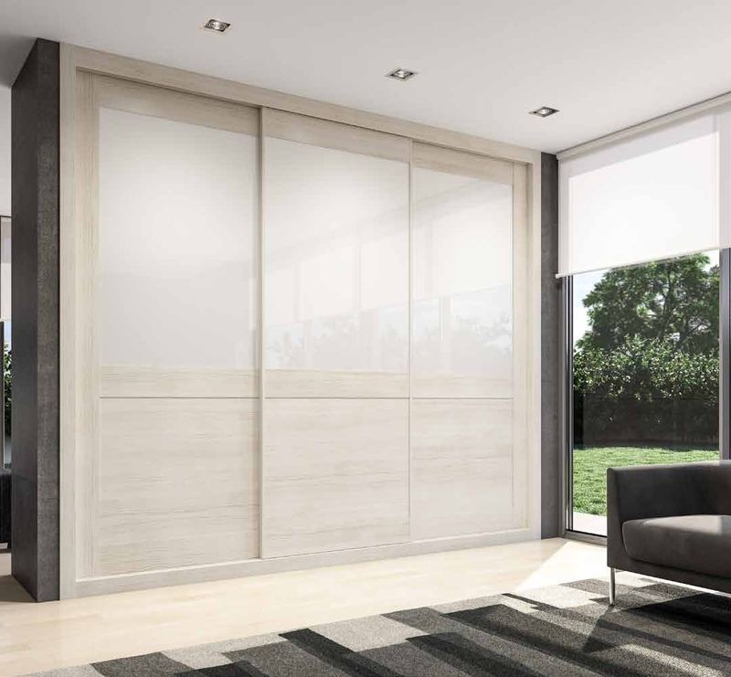 Puertas correderas de armario empotrado en b. ceniza y vidrio blanco, en un dormitorio, composición tabelle.