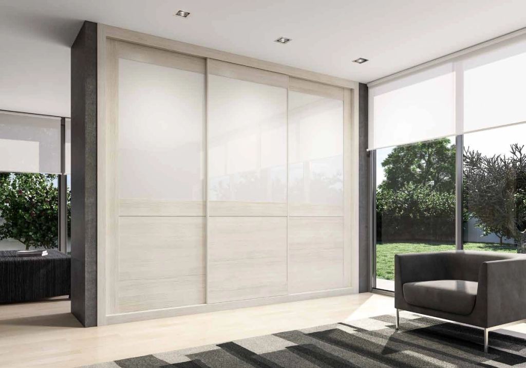 Puertas correderas de armario empotrado en b. ceniza y vidrio blanco, en un dormitorio, composición tabelle.