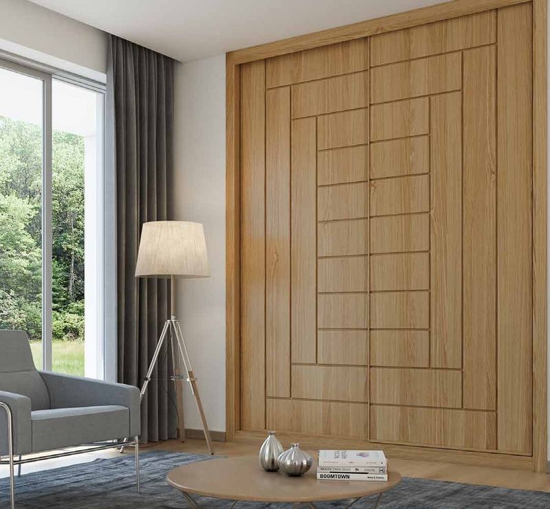 Puertas correderas de armario empotrado en fresado y roble barnizado, en un dormitorio, composición slim.