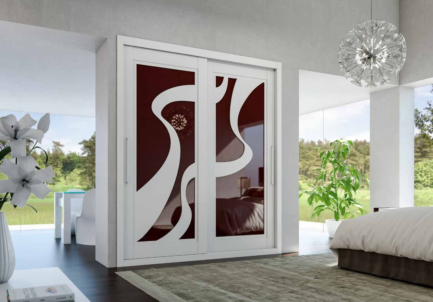 Puertas correderas de armario empotrado en fresado especial y lacado blanco vidrio burdeos, en un dormitorio, composición dozen-s.