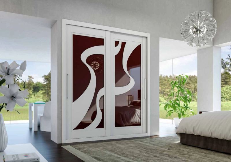 Puertas correderas de armario empotrado en fresado especial y lacado blanco vidrio burdeos, en un dormitorio, composición dozen-s.