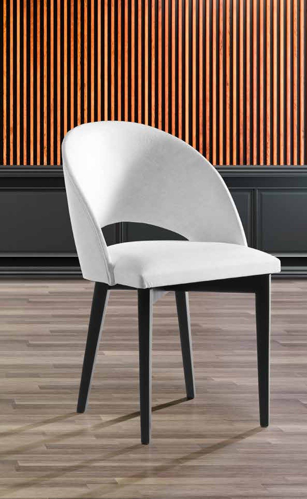 Silla de comedor modelo 209 de SG, respaldo de concha con hueco en la base, sobre patas oscuras