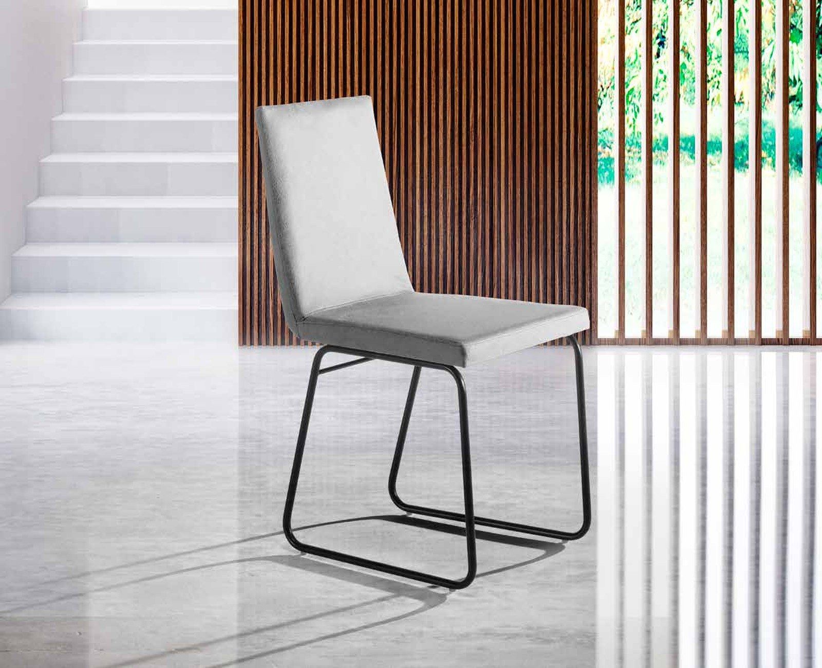 Silla de comedor modelo 217 de SG, respaldo recto de hombros cuadrados, sobre patín metálico negro