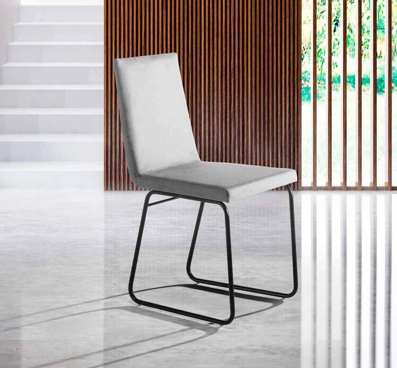 Silla de comedor modelo 217 de SG, respaldo recto de hombros cuadrados, sobre patín metálico negro