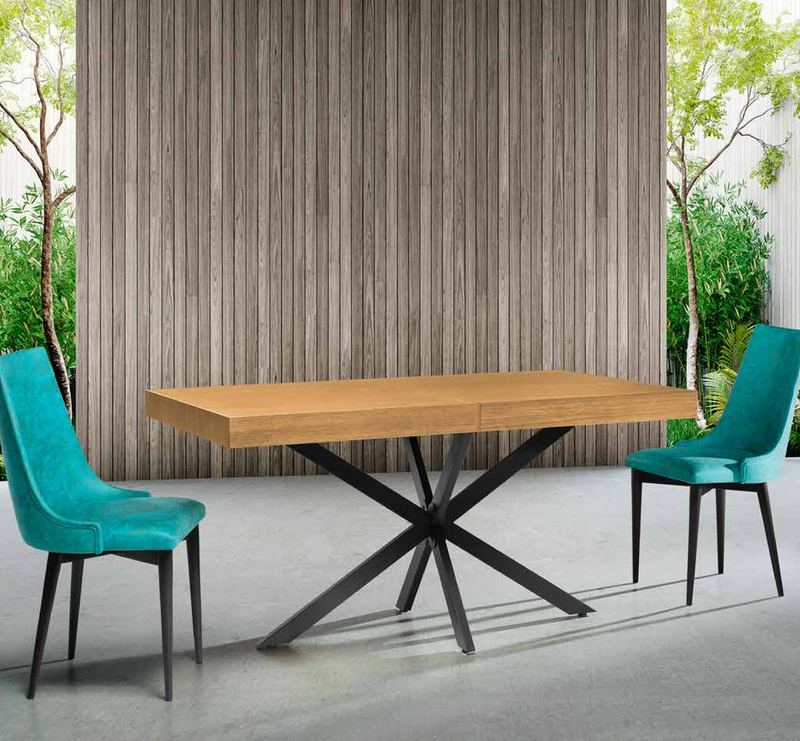Mesa de comedor modelo 81 de SG, de tablero rectangular sobre pie central de aspas metálicas