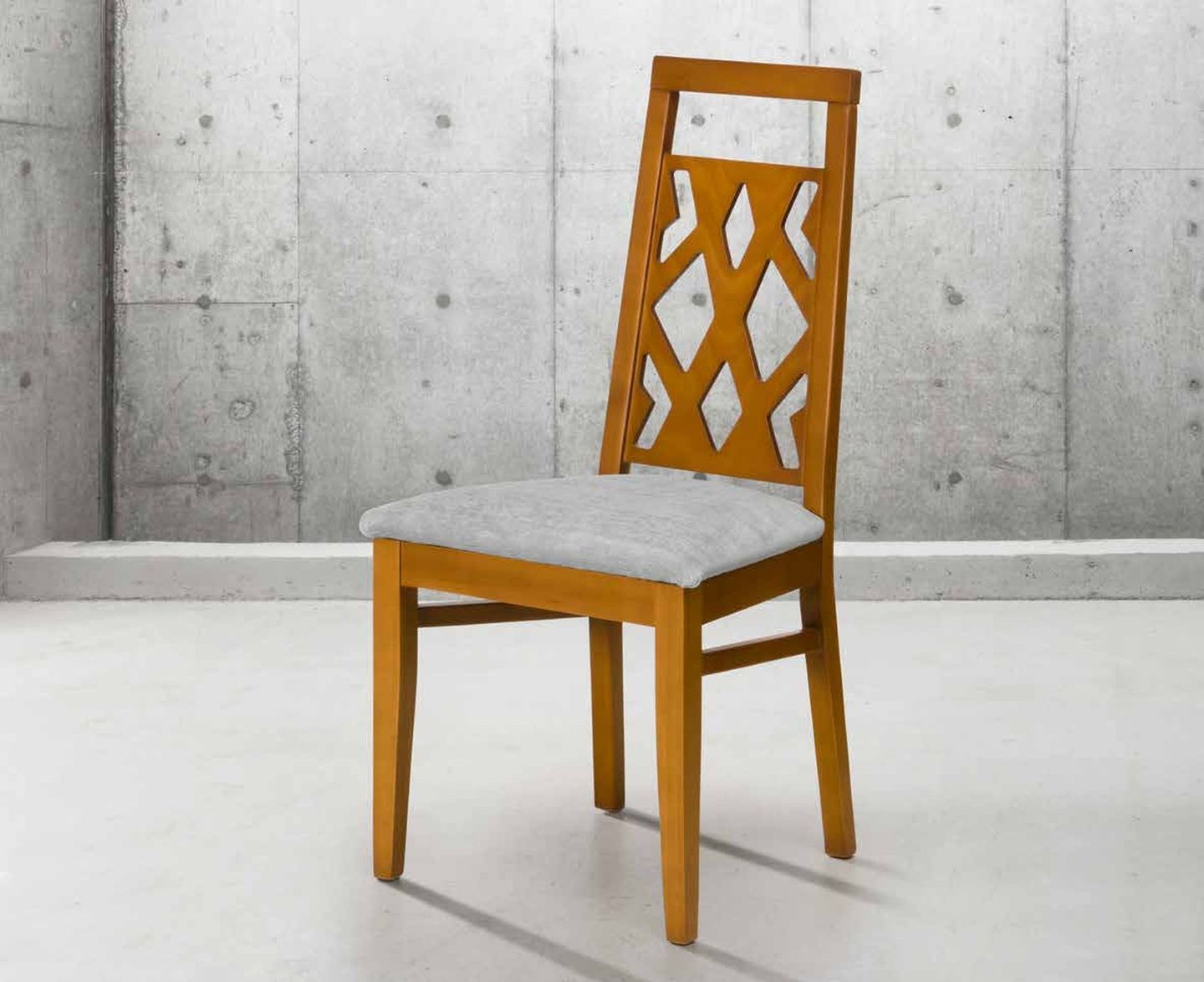 Silla de comedor modelo 80 de SG, respaldo alto de madera con celosía de rombos calada