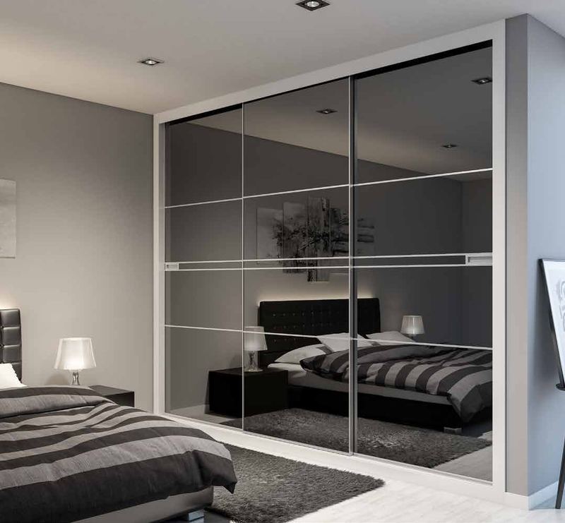 Puertas correderas de armario empotrado en vidrio negro, en un dormitorio, composición slim.