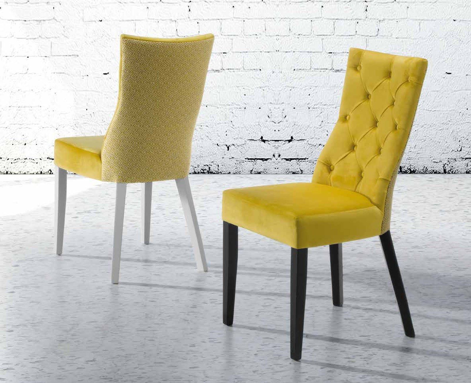 Silla de comedor modelo 182 de SG, respaldo alto tapizado en capitoné, con botones embebidos, y patas oscuras