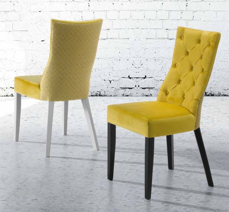 Silla de comedor modelo 182 de SG, respaldo alto tapizado en capitoné, con botones embebidos, y patas oscuras