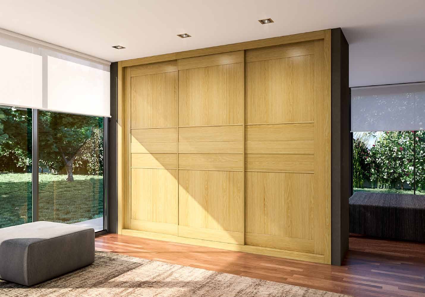 Puertas correderas de armario empotrado en roble, en un dormitorio, composición tabelle.