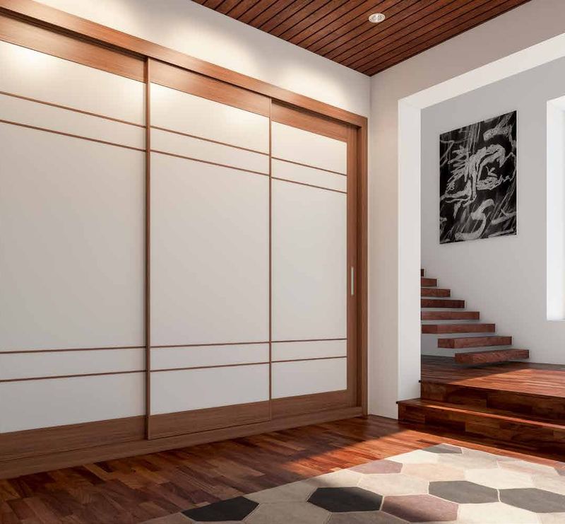 Puertas correderas de armario empotrado en blanco, en un dormitorio, composición tabelle.