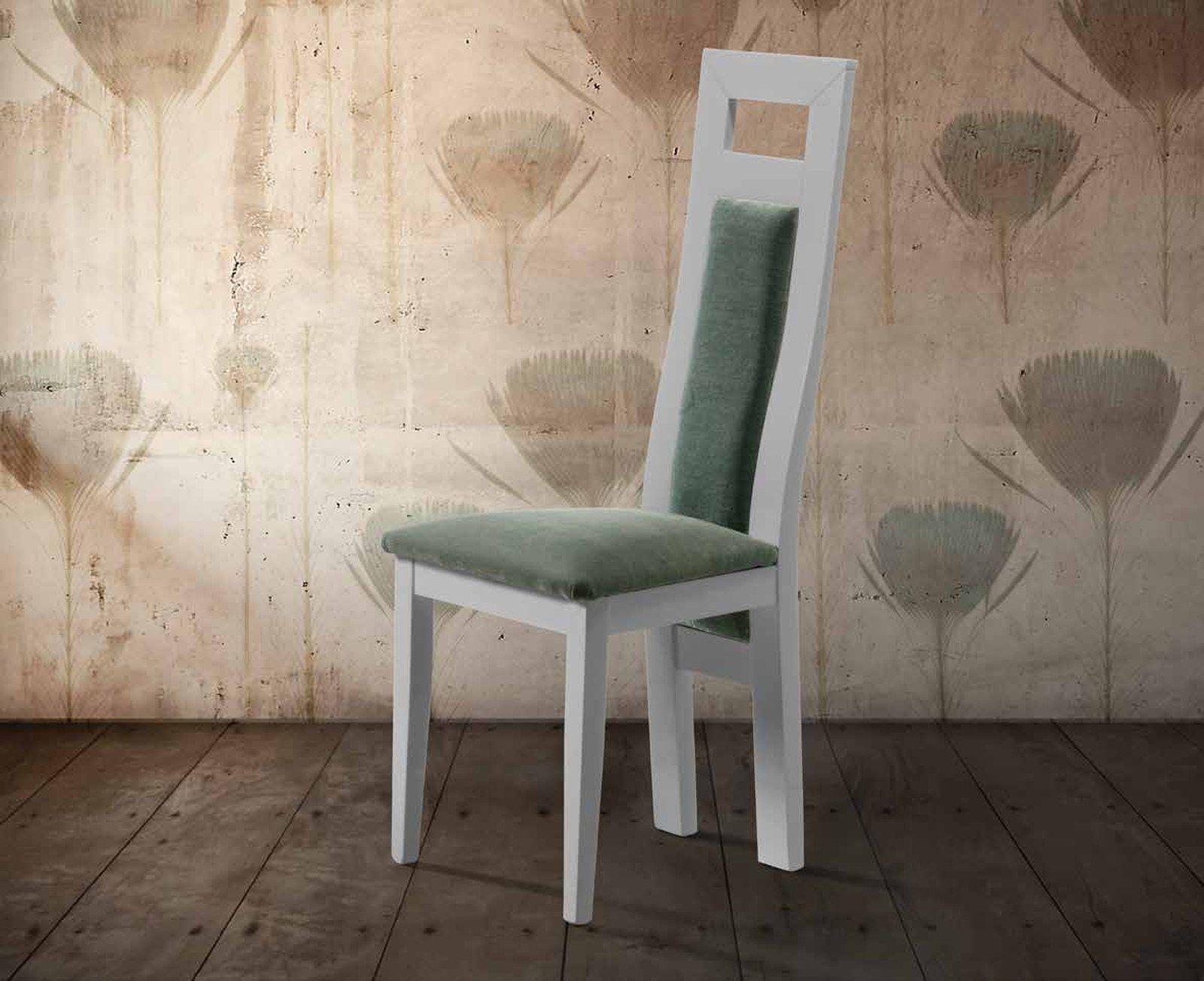 Silla de comedor modelo 125 de SG, respaldo alto de madera con un hueco rectangular calado y asiento tapizado
