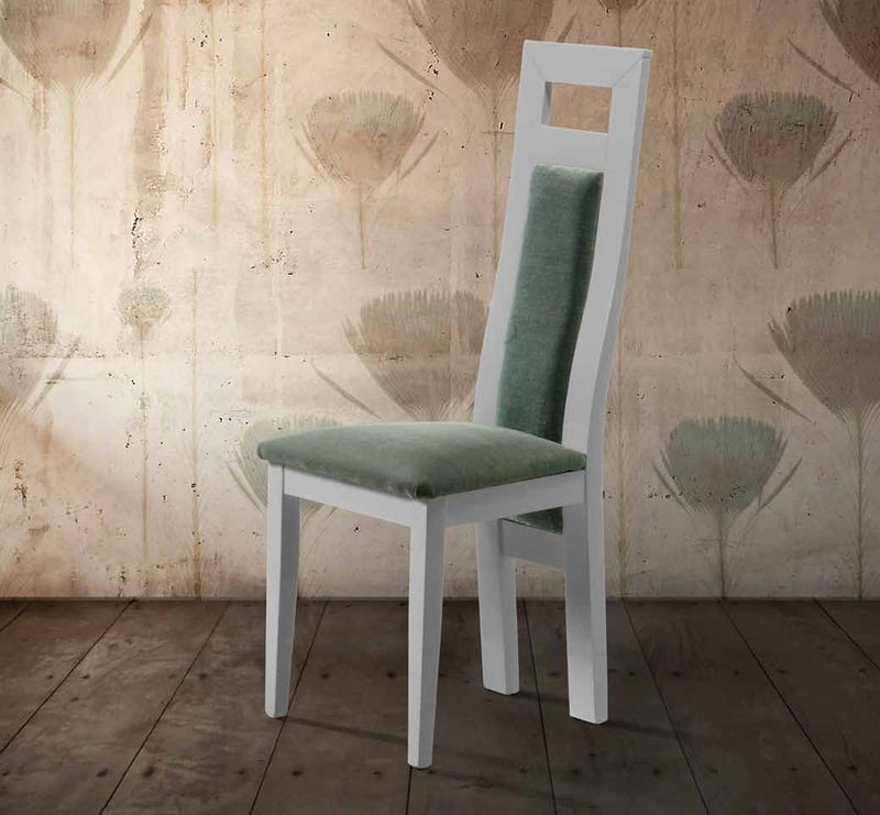 Silla de comedor modelo 125 de SG, respaldo alto de madera con un hueco rectangular calado y asiento tapizado