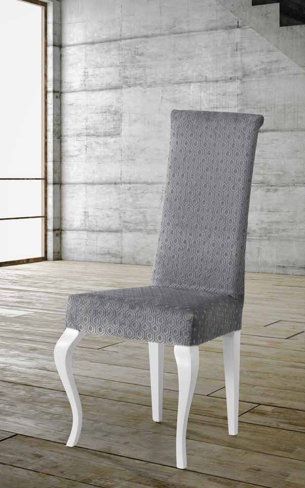 Silla de comedor modelo 171 de SG, respaldo alto tapizado y patas delanteras curvas, de aire clásico, en acabado claro