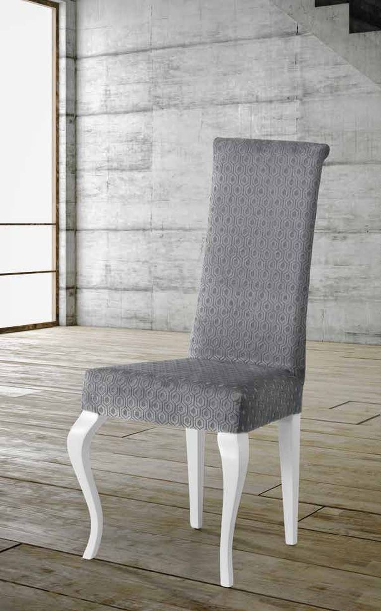 Silla de comedor modelo 171 de SG, respaldo alto tapizado y patas delanteras curvas, de aire clásico, en acabado claro