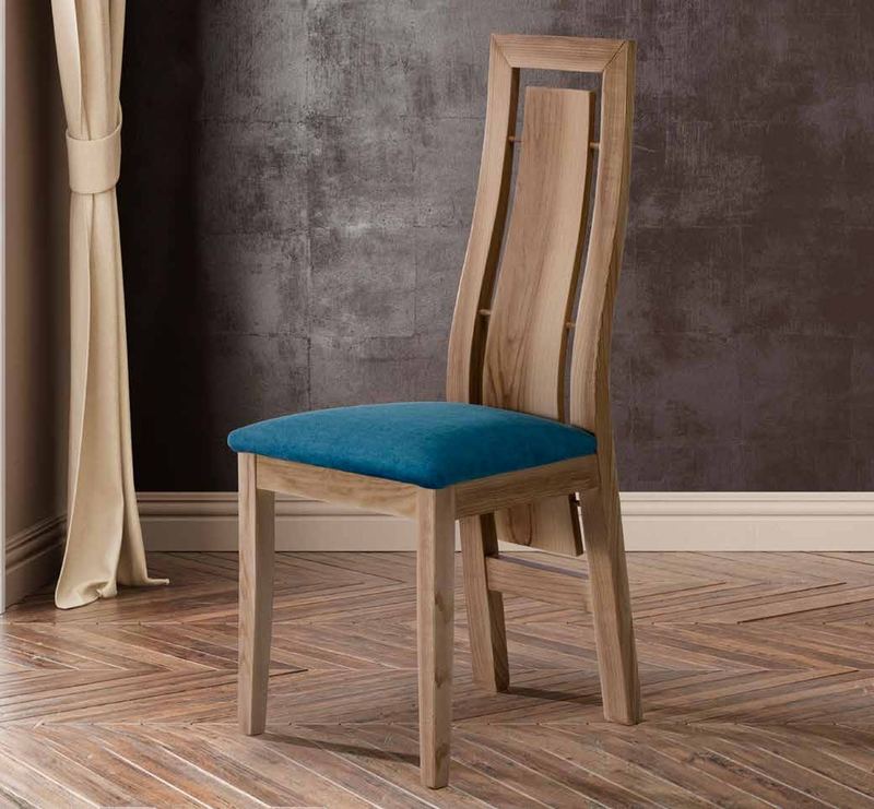 Silla de comedor modelo 130 de SG, respaldo alto de madera con el panel central tapizado