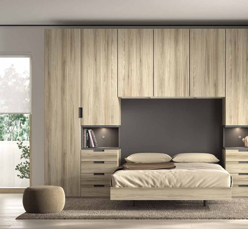 Vista general de la composición F-310, se observan cama integrada en puente de armarios, cajoneras e iluminación con USB.