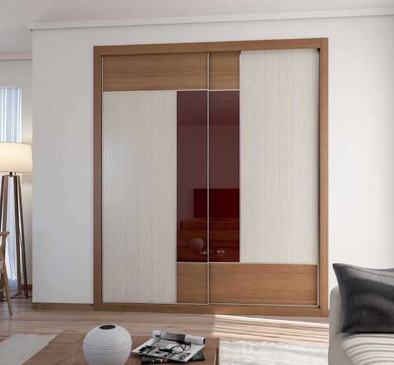 Puertas correderas de armario empotrado en nogal pacífico y vidrio burdeos, en un dormitorio, composición slim.