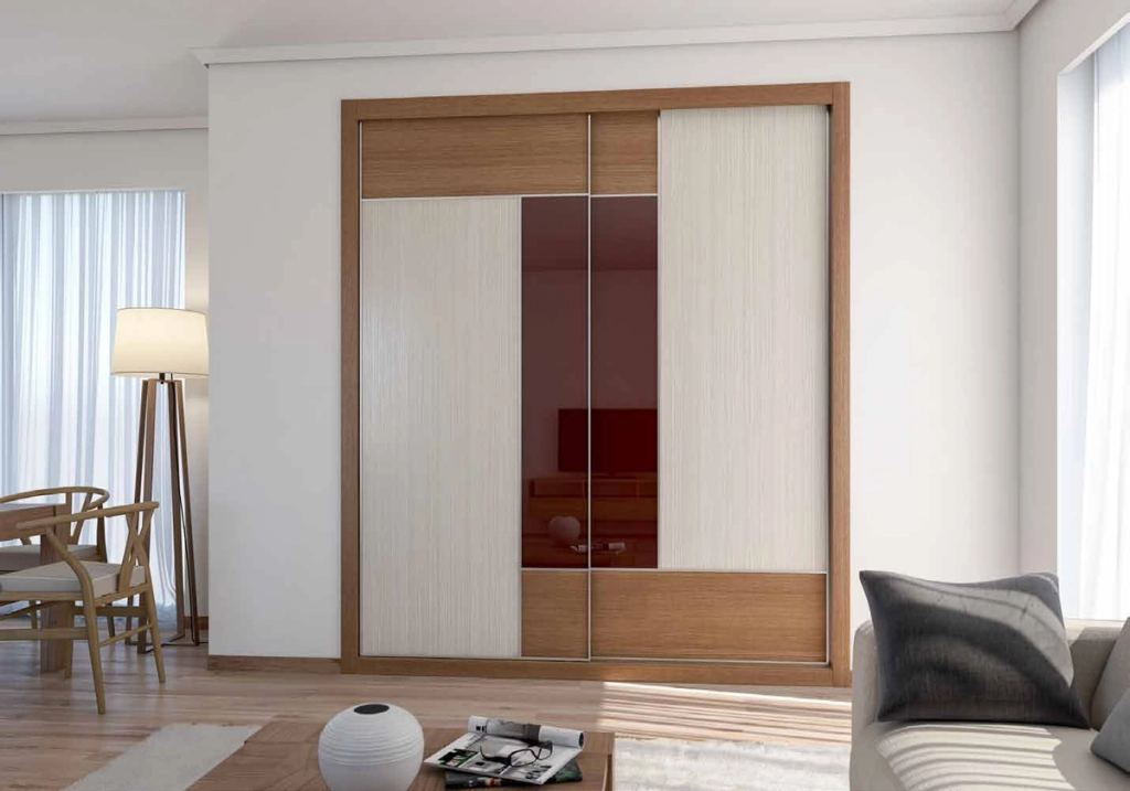Puertas correderas de armario empotrado en nogal pacífico y vidrio burdeos, en un dormitorio, composición slim.