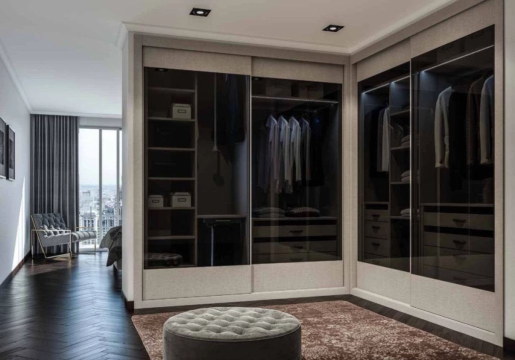 Puertas correderas de armario empotrado en vidrio tarifa especial parsol gris, en un dormitorio, composición slim.