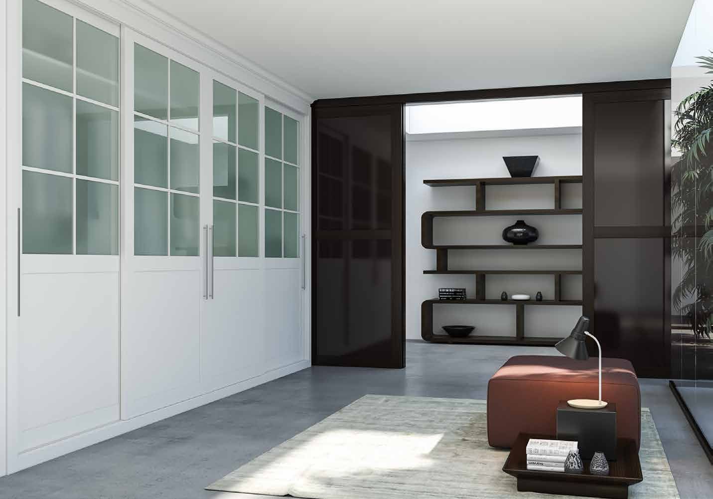 Puertas correderas de armario empotrado en lacado blanco palillería de una única pieza vidrio mate, en un dormitorio.