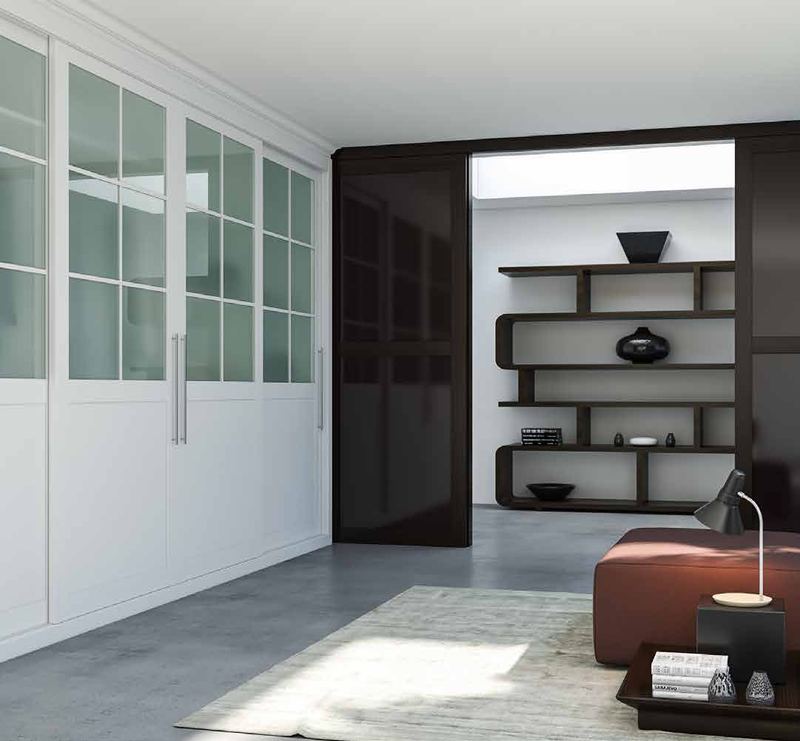 Puertas correderas de armario empotrado en lacado blanco palillería de una única pieza vidrio mate, en un dormitorio.