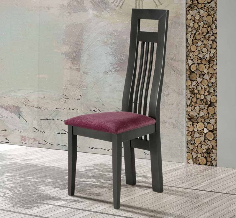 Silla de comedor modelo 124 de SG, respaldo alto de madera con tres listones verticales y asiento tapizado