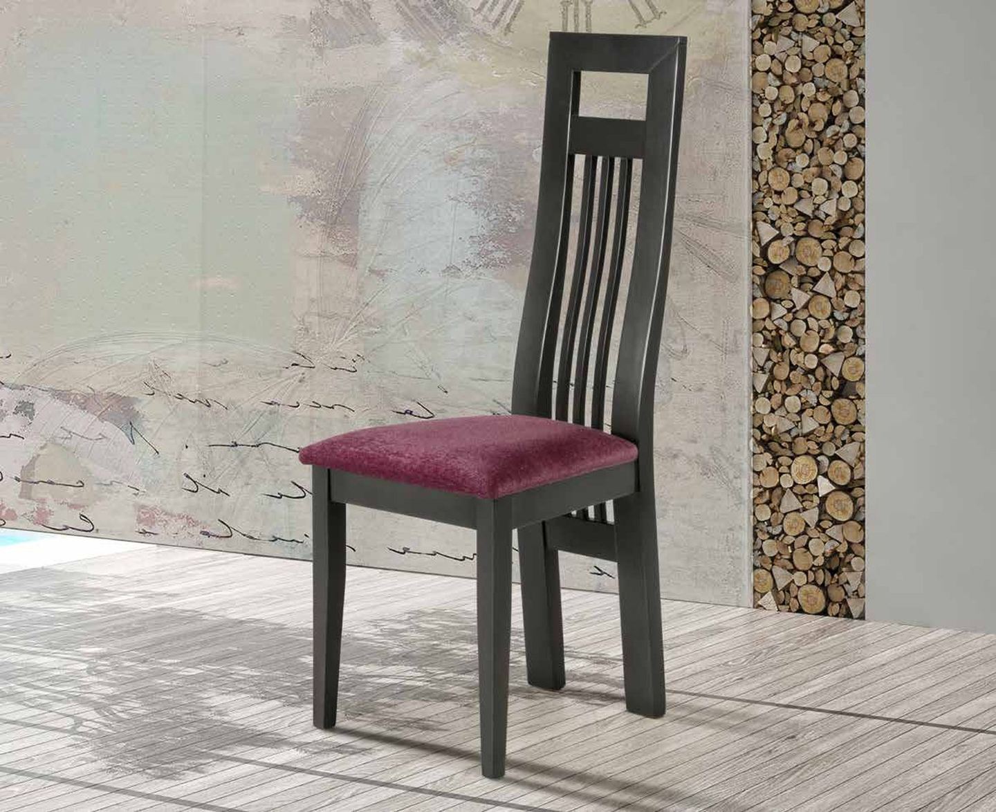 Silla de comedor modelo 124 de SG, respaldo alto de madera con tres listones verticales y asiento tapizado