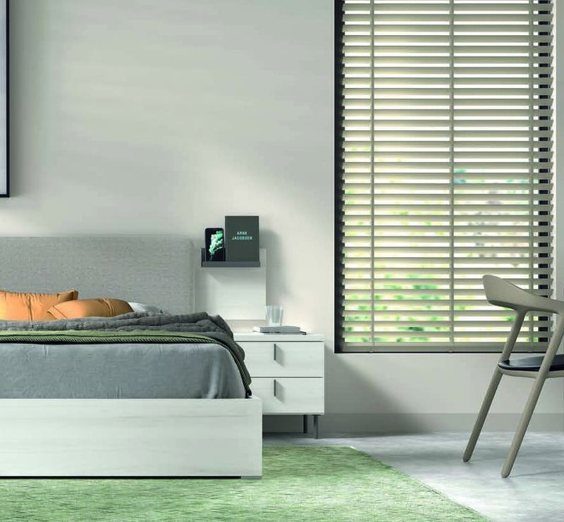 matrimonio-emotion-dormitorio-22-principal-01.jpg: Dormitorio Emötion composición 22 con cama doble, galería baku, módulos win, escritorio y estantes murales