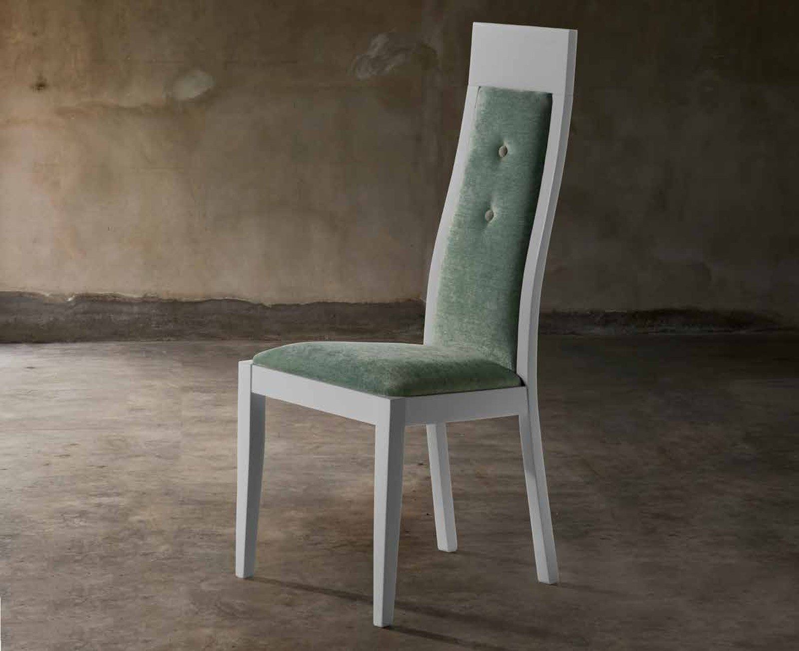 Silla de comedor modelo 145 de SG, respaldo alto y estrecho tapizado sobre estructura blanca