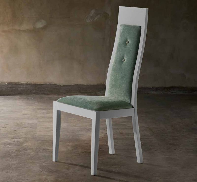 Silla de comedor modelo 145 de SG, respaldo alto y estrecho tapizado sobre estructura blanca