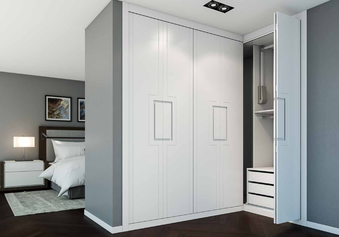 Puertas correderas de armario empotrado en lacado blanco tirador fresado de uñero, en un dormitorio.