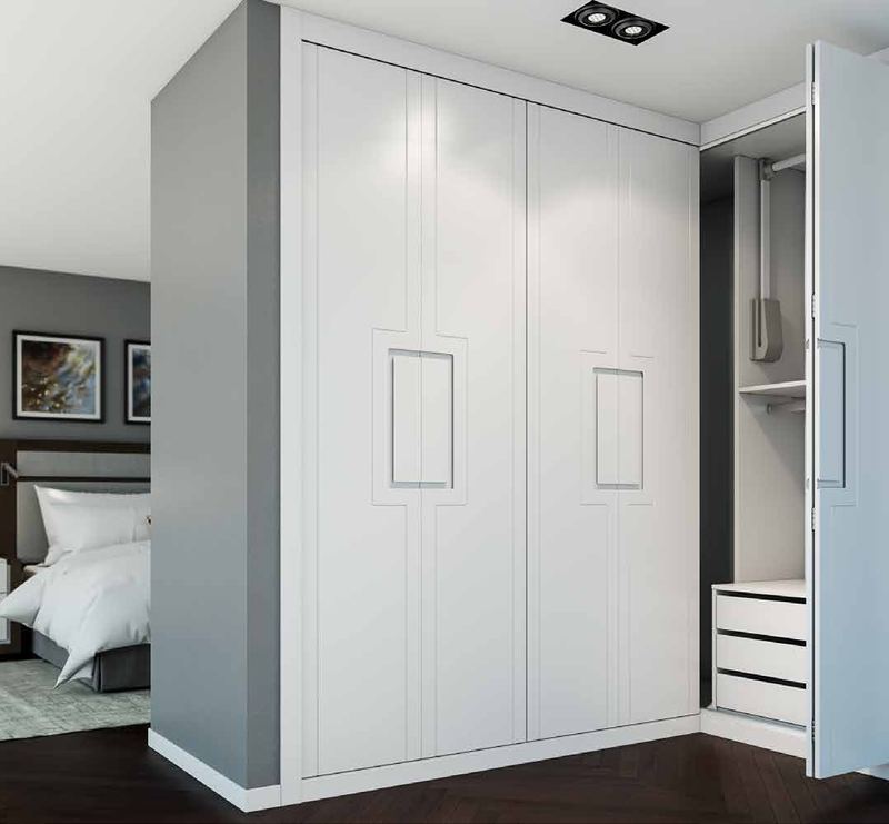 Puertas correderas de armario empotrado en lacado blanco tirador fresado de uñero, en un dormitorio.