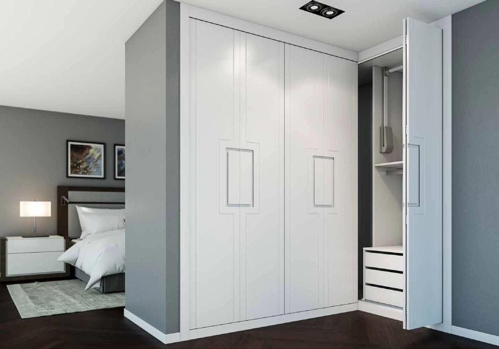 Puertas correderas de armario empotrado en lacado blanco tirador fresado de uñero, en un dormitorio.