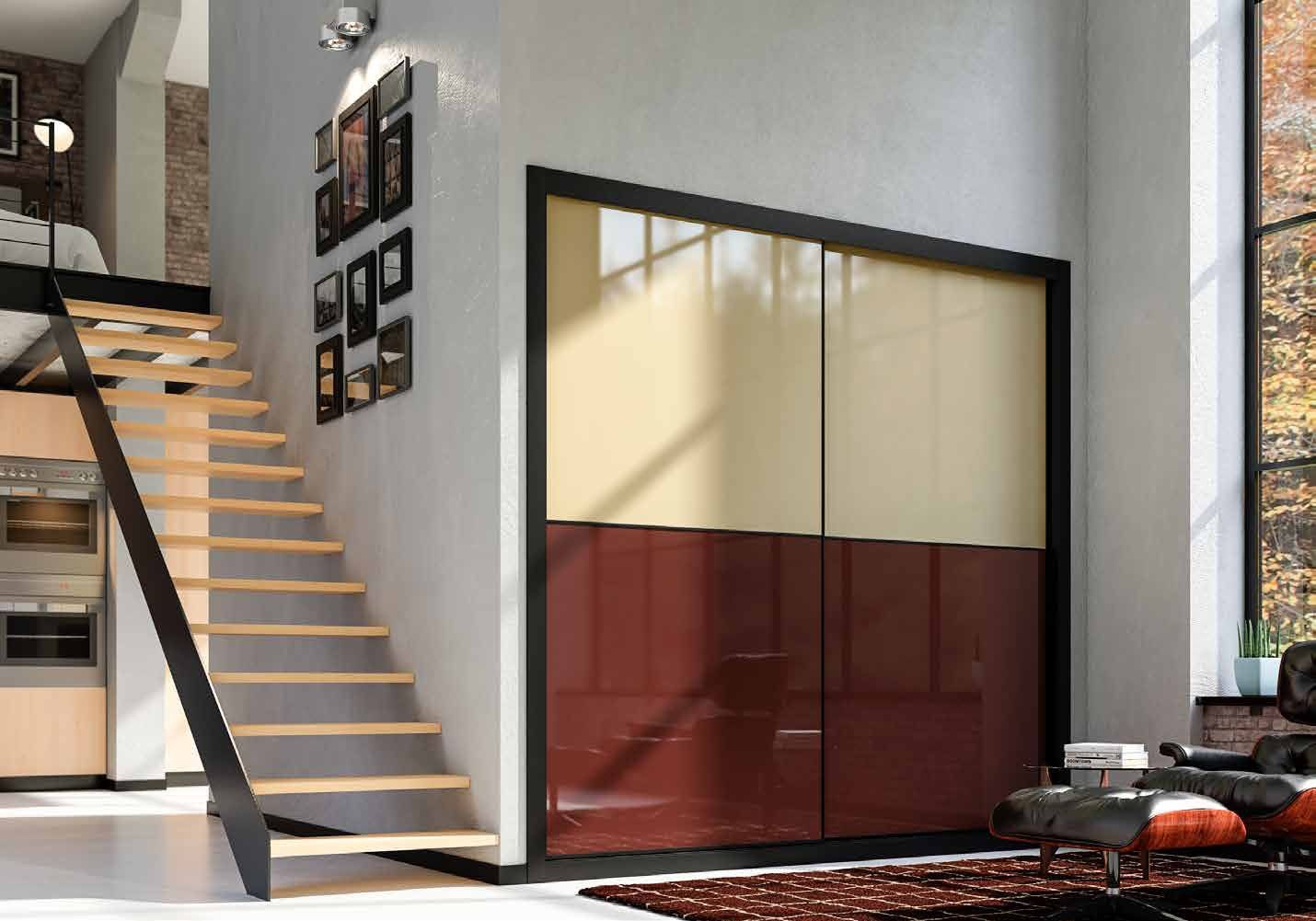 Puertas correderas de armario empotrado en vidrio beige y vidrio burdeos, en un dormitorio, composición slim.