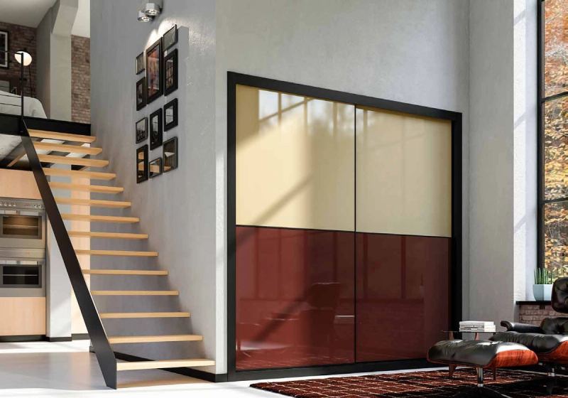 Puertas correderas de armario empotrado en vidrio beige y vidrio burdeos, en un dormitorio, composición slim.
