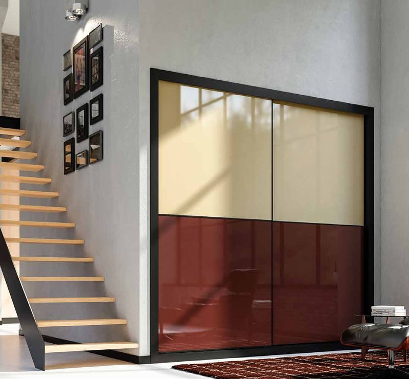 Puertas correderas de armario empotrado en vidrio beige y vidrio burdeos, en un dormitorio, composición slim.