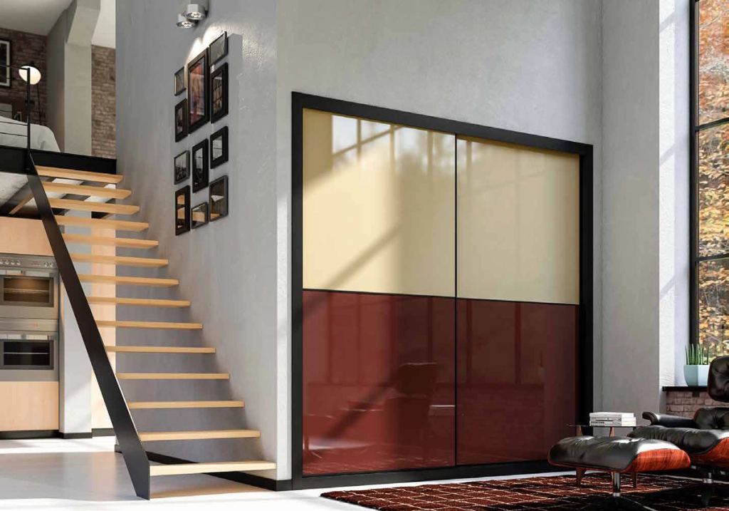 Puertas correderas de armario empotrado en vidrio beige y vidrio burdeos, en un dormitorio, composición slim.