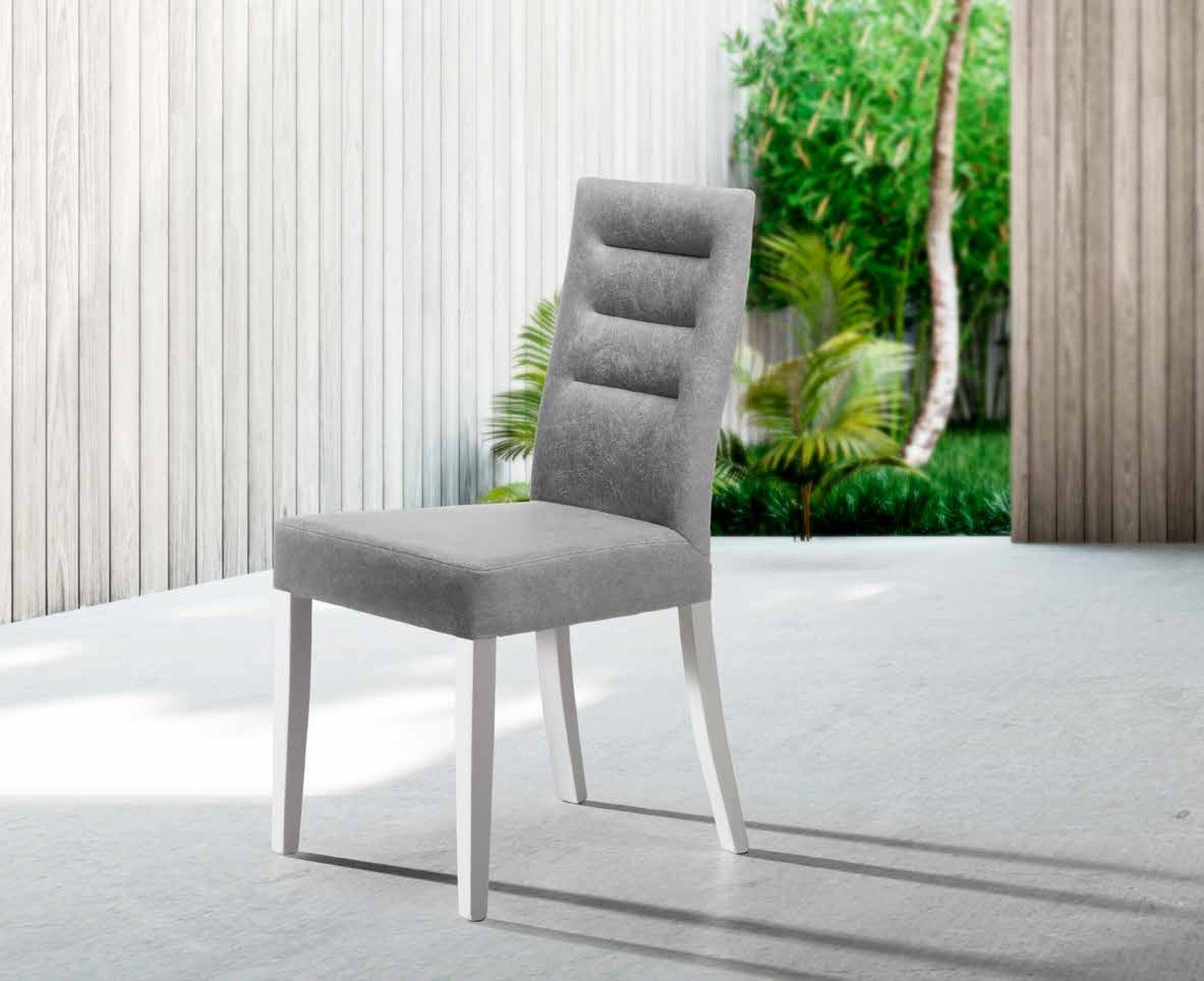 Silla de comedor modelo 174 de SG, respaldo alto tapizado, dividido en tres franjas horizontales acolchadas, sobre est