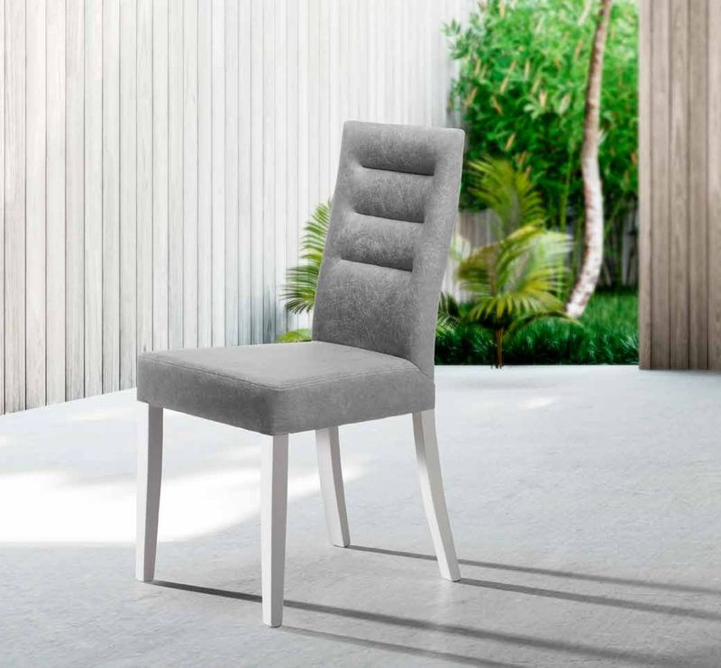 Silla de comedor modelo 174 de SG, respaldo alto tapizado, dividido en tres franjas horizontales acolchadas, sobre est