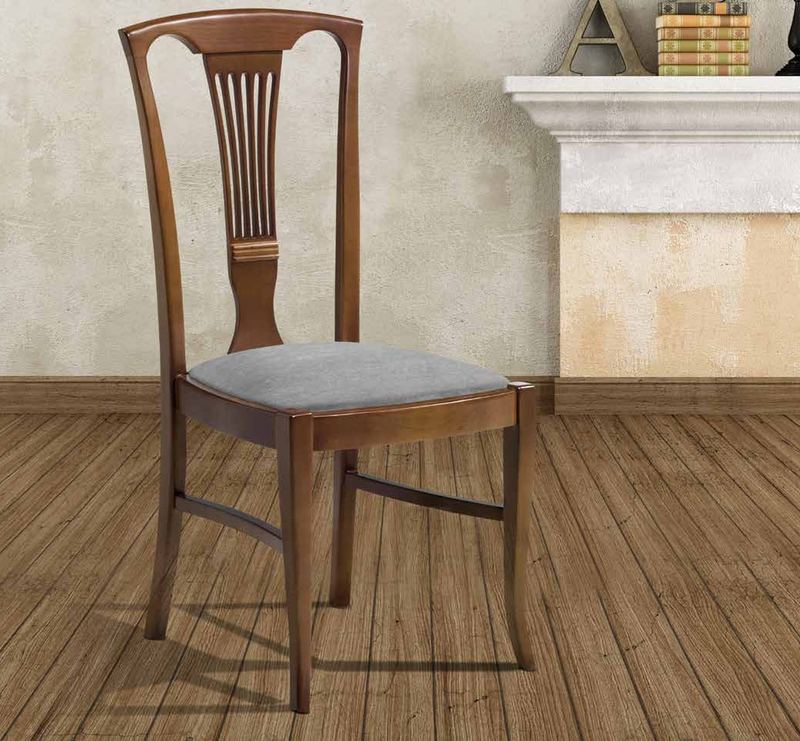 Silla de comedor clásica modelo 54 de SG, respaldo de madera con palillería tallada en abanico y asiento tapizado