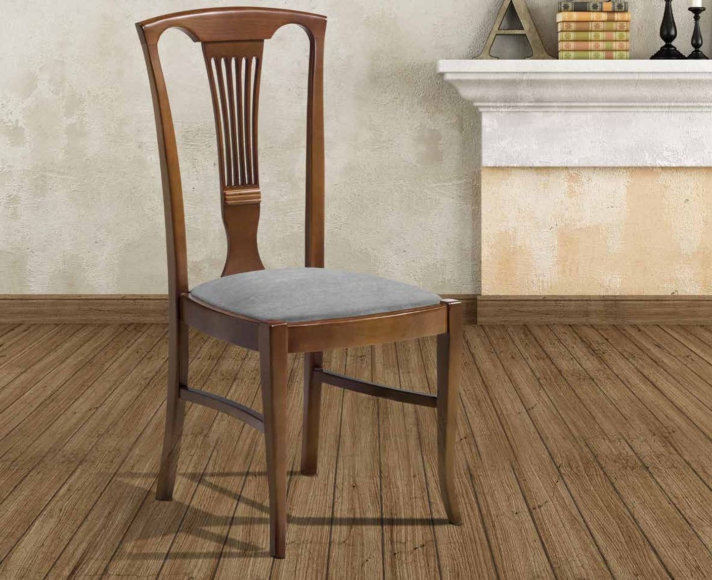 Silla de comedor clásica modelo 54 de SG, respaldo de madera con palillería tallada en abanico y asiento tapizado