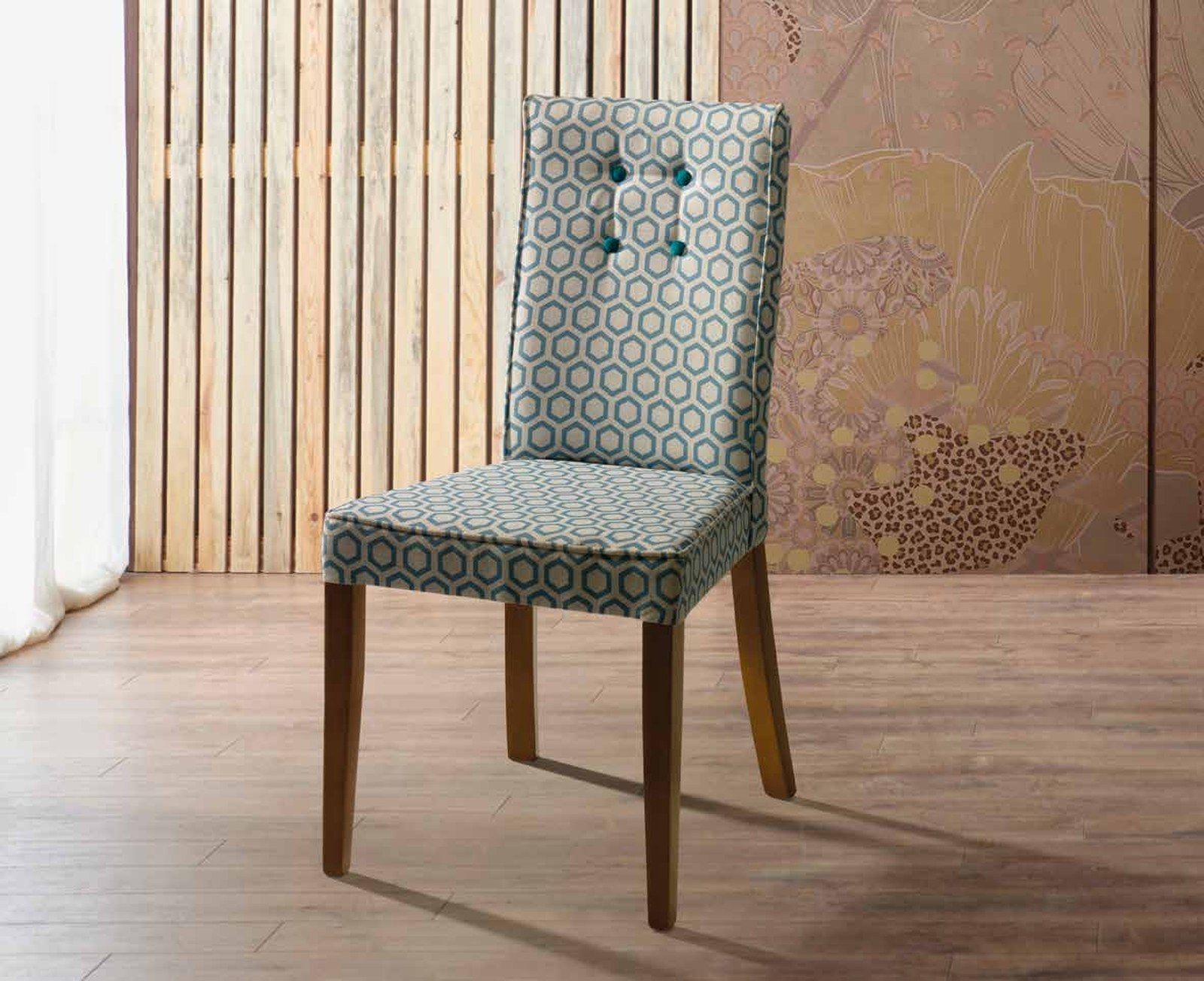 Silla de comedor modelo 175 de SG, respaldo alto tapizado, presentado en tela estampada, con patas de madera clara