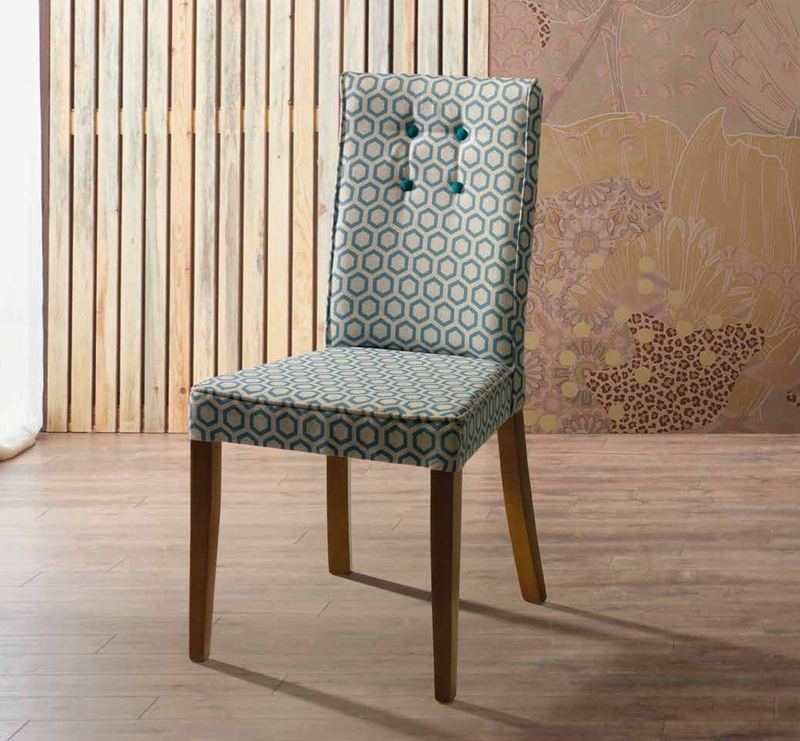 Silla de comedor modelo 175 de SG, respaldo alto tapizado, presentado en tela estampada, con patas de madera clara
